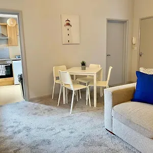 Apartment Seaside Haven: Beachfront With Modern Comforts, Bournemouth