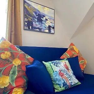 Apartment Beachside Bliss: Stylish Near, Bournemouth
