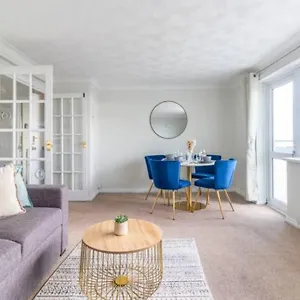 Apartment Trendy Sea View 2 Bedroom Sleeps 6 - Free Parking, Bournemouth