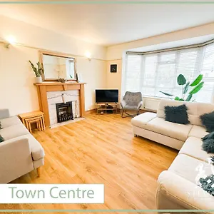 Apartment Town Centre Sleeps 9, Bournemouth