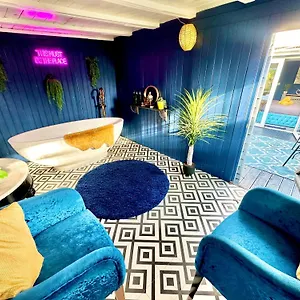 Apartment A Hidden Gem With Private Hot Tub And Garden - Netflix - Fast Wifi - Free Parking, Bournemouth